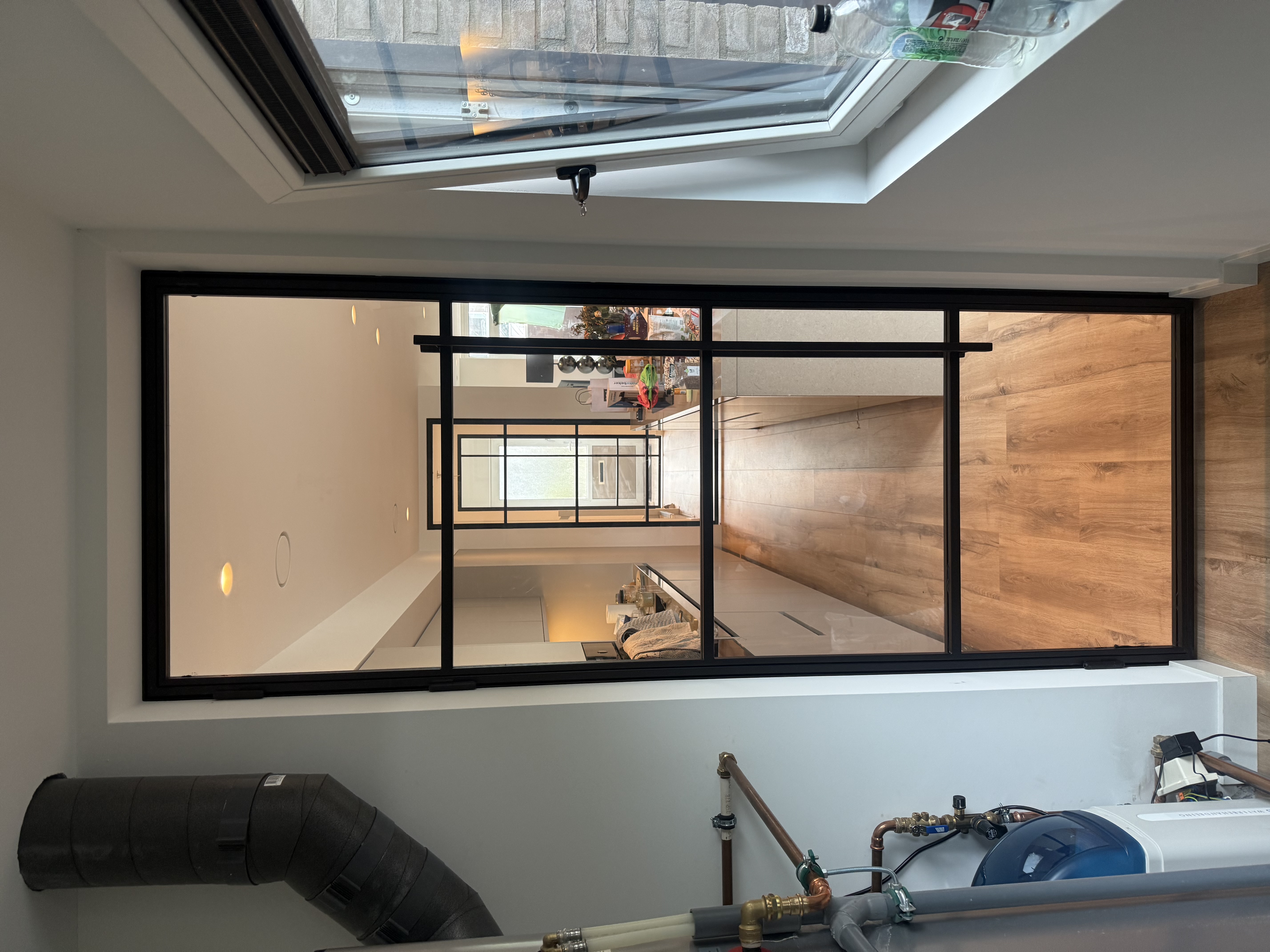 Stalen deur met maatwerk verlichting